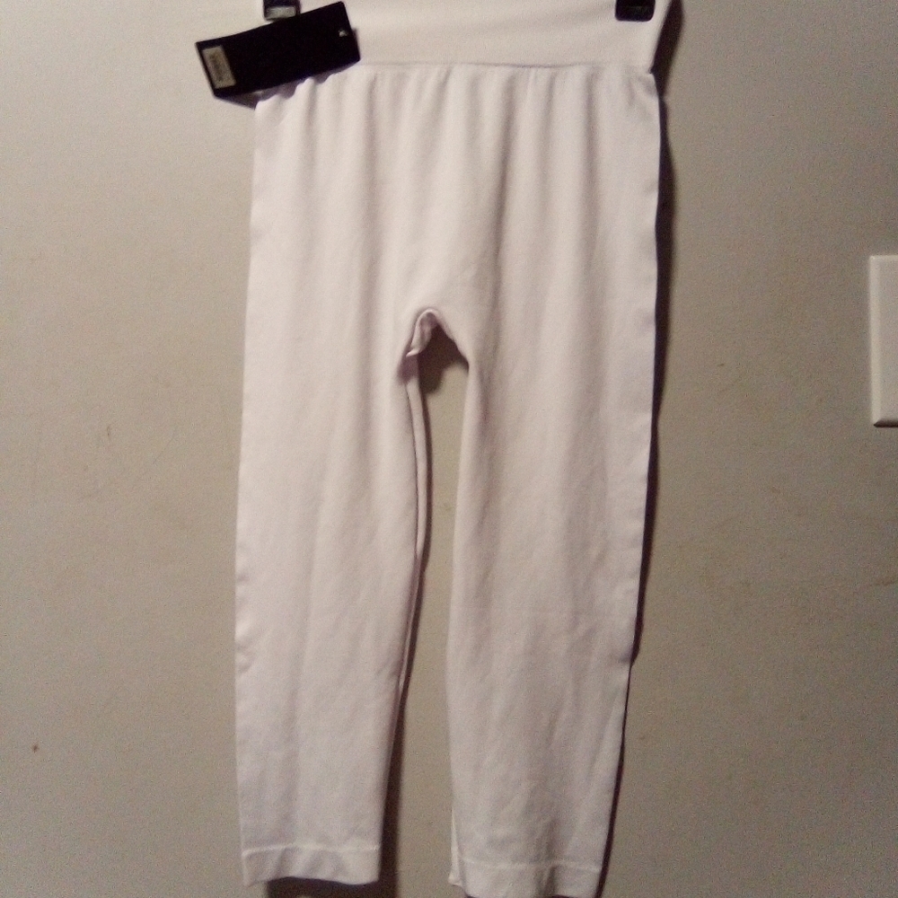 YELETE brand ladies white Capri leggings. NWT. Size Small - Picture 4 of 10